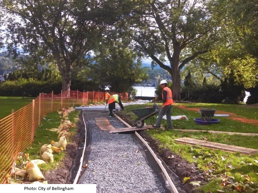 The forms and gravel base create the foundation for the installation of this pervious concrete sidewalk. The gravel base stores stormwater until it infiltrates.